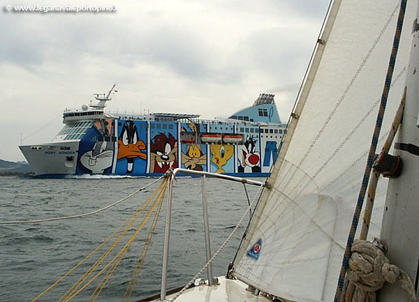 Passaggio della nave Moby dedicata ai Looney Tunes e diretta a Livorno