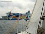 Passaggio della nave Moby dedicata ai Looney Tunes e diretta a Livorno