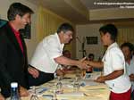 Il sindaco Paolo Dessì e il Presidente della LNI Porto Pino Mauro Tolu consegnano diplomi, tessere FIV e tessere LNI