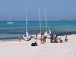 2004 - Le barche sono in spiaggia, sono stati scaricati i bagagli, tutto è pronto per un mega accampamento di ombrelloni e ...