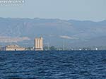 Porto di S.Antioco dal mare. In evidenza il grande silo a sinistra e il faro a destra