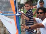 L'istruttore di windsurf assiste i bambini nelle prove