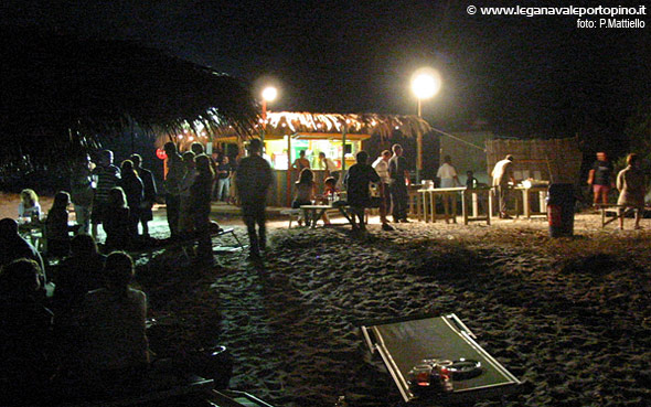 La festa in spiaggia, al Luna Beach