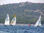 Un'affollatissima prima spiaggia sullo sfondo della regata.In migliaia hanno assistito allo spettacolo gratuito! 	