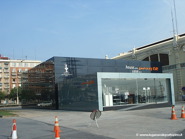 Valencia 2007 - store della sede di Luna Rossa