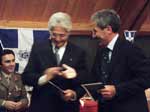 La consegna dell'attestato al socio Marco Clivio. Nello sfondo il Comandante del 1 Reggimento Corazzato di capo Teulada Col. Giorgio Rain