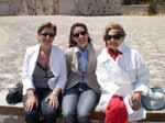 L'istruttrice dei corsi di vela Francesca Melis con da sx. la Signora Tolu e la Signora De Donno