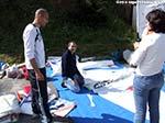 LNI Sulcis - Luigi e Daniela osservano Efisio che arma la vela del Laser... star pensando di abbandonare il 420 e convertirsi a questa classe?