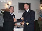 LNI Sulcis cene sociali - Il presidente Tolu consegna il crest della Lega Navale Italiana al t.v.Masiello della Capitaneria di Porto di Sant'Antioco 