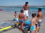 Giorgio spiega come si arma il windsurf