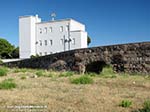 S.Antioco: ponte romano e edificio sede dell'Ufficio Circondariale Marittimo (capitaneria di porto)
