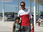 LNI Sulcis - Continuano gli incontri importanti in banchina: ecco Paul Cayard (qui con Artemis) che ha voluto farsi fotografare col famoso Alessandro Podda...