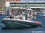 LNI Sulcis - Il gommone appoggio di Luna Rossa porta il team al largo per dare il cambio a uno dei due equipaggi che hanno appena regatato